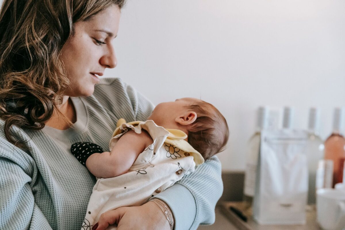 Post-partum : l'enquête Ifop de l'Ordre des sages-femmes pointe l'angle mort du suivi après la naissance